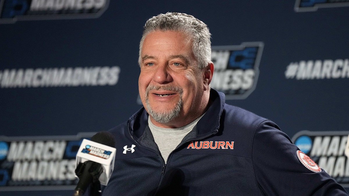 Bruce Pearl en una rueda de prensa