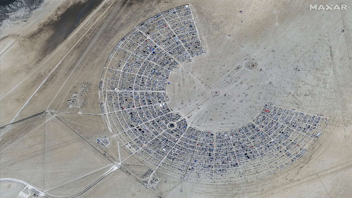 toma aérea del festival del hombre en llamas