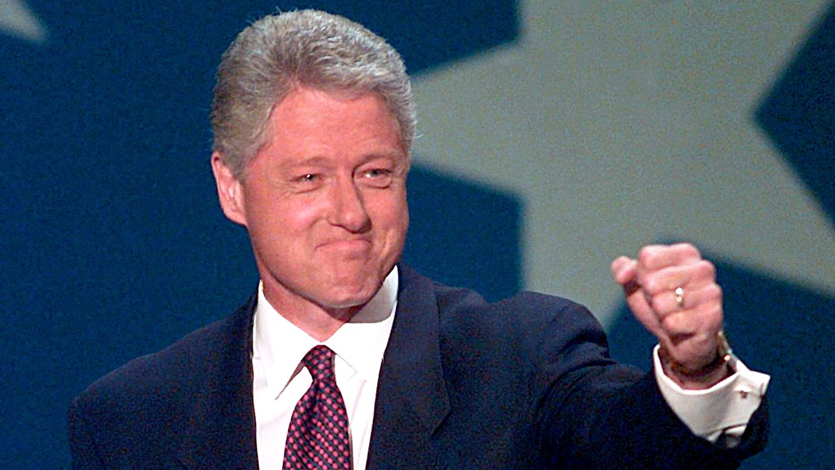 Presiden Bill Clinton mengangkat tangannya ke arah kerumunan sebelum