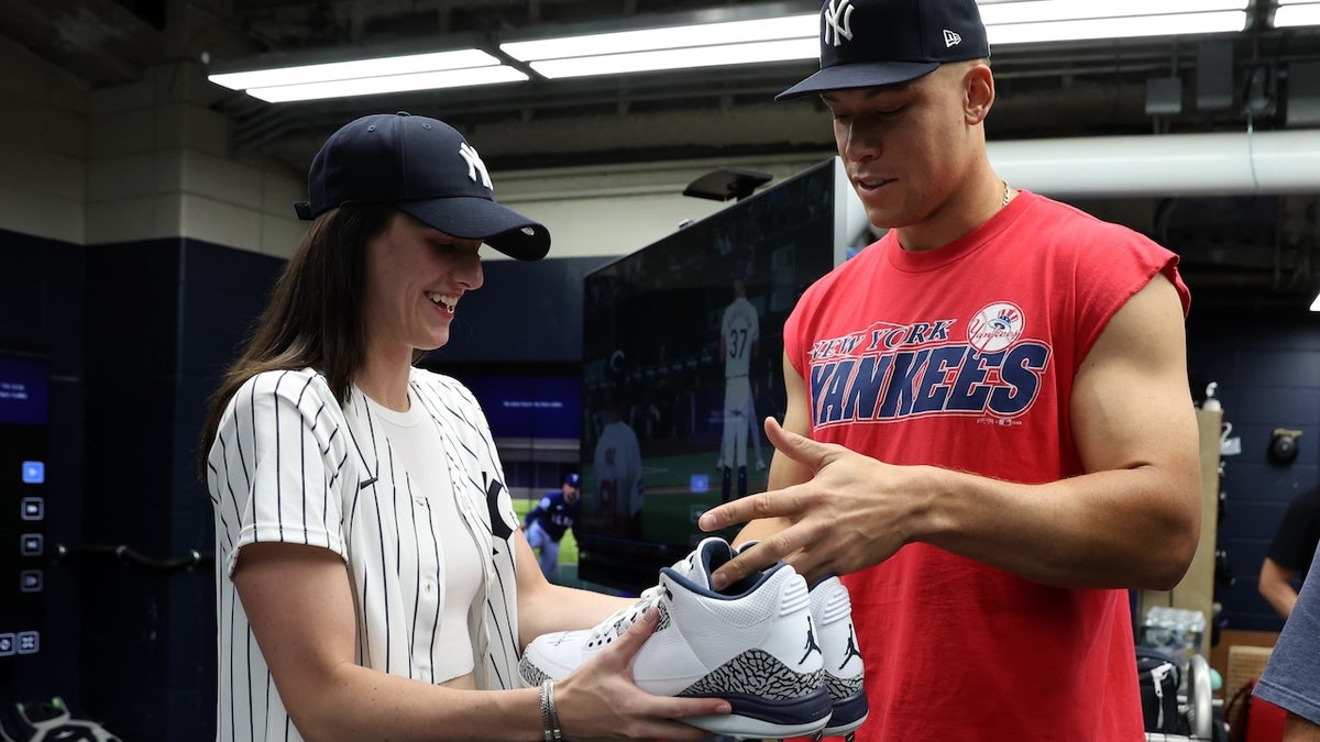 Aaron Judge dá a Caitlin Clark um par de suas chuteiras