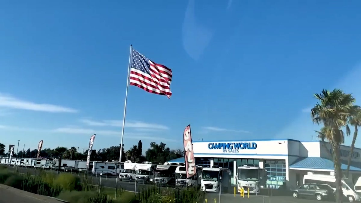 Una bandera gigante de EE.UU. ondea en lo alto de un mástil de 130 pies de altura en el exterior de la tienda de autocaravanas Camping Worlds French Camp, California.