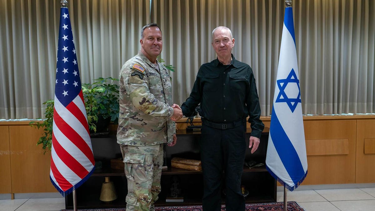 El general Michael Erik Kurilla del Centcom se reúne con el ministro de Defensa israelí, Yoav Gallant