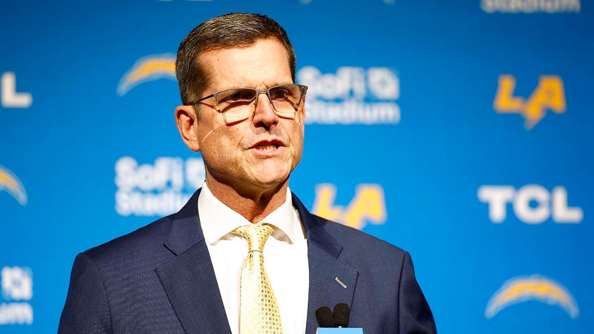 Jim Harbaugh se dirige a los medios de comunicación