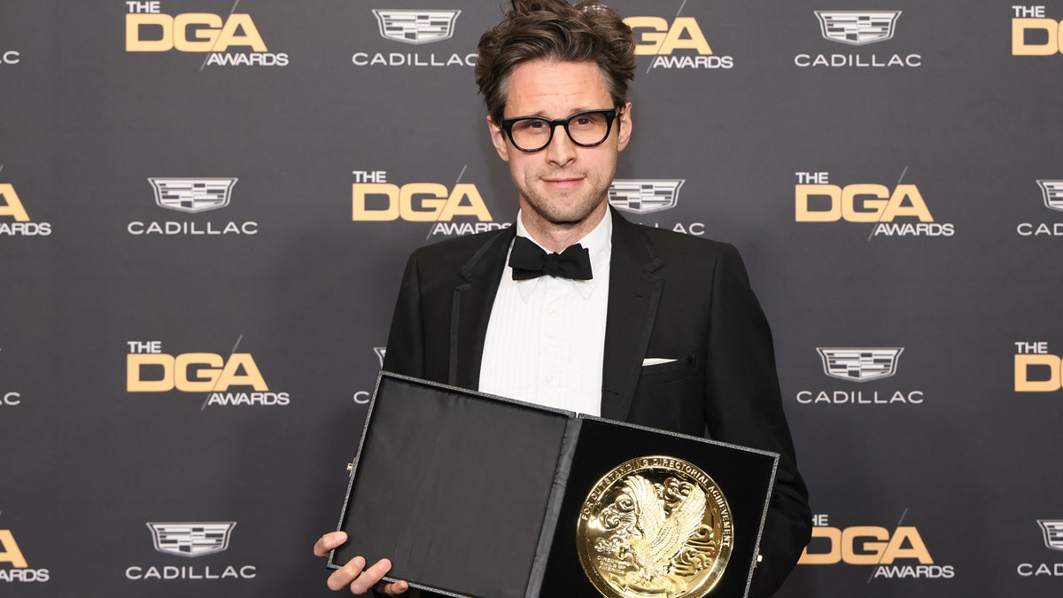 Christopher Storer, creador de "El Oso", posa en la sala de prensa durante la 76ª edición de los Premios del Gremio de Directores de América en The Beverly Hilton el 10 de febrero de 2024, en Beverly Hills, California.