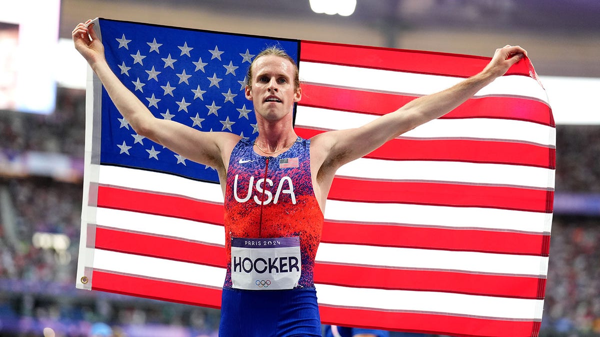 Cole Hocker con la bandera estadounidense