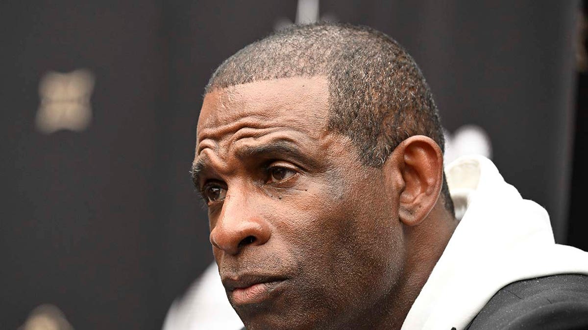 Deion Sanders fala em conferência de imprensa