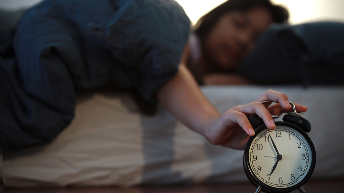 Un despertador para el amanecer puede facilitar el despertar en la oscuridad.