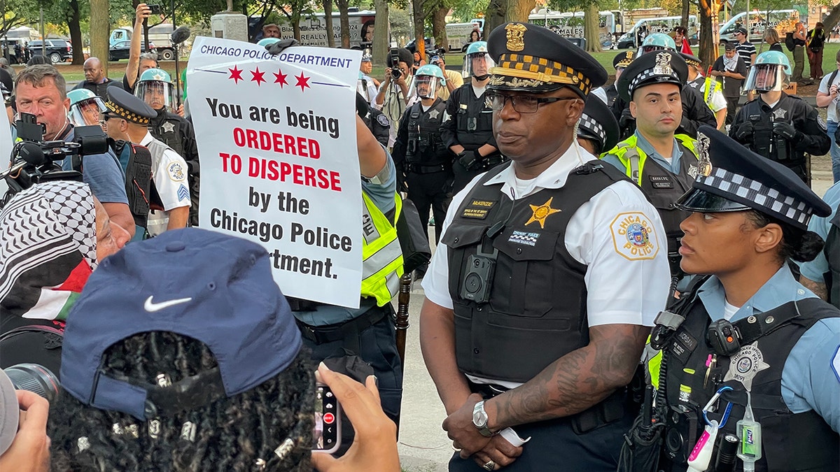 La policía de Chicago sostiene un cartel de "orden de dispersión" ante agitadores antiisraelíes