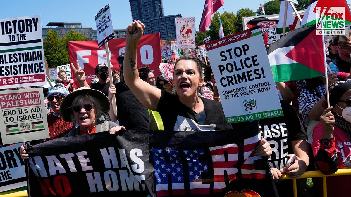 Manifestantes sostienen pancartas en Chicago