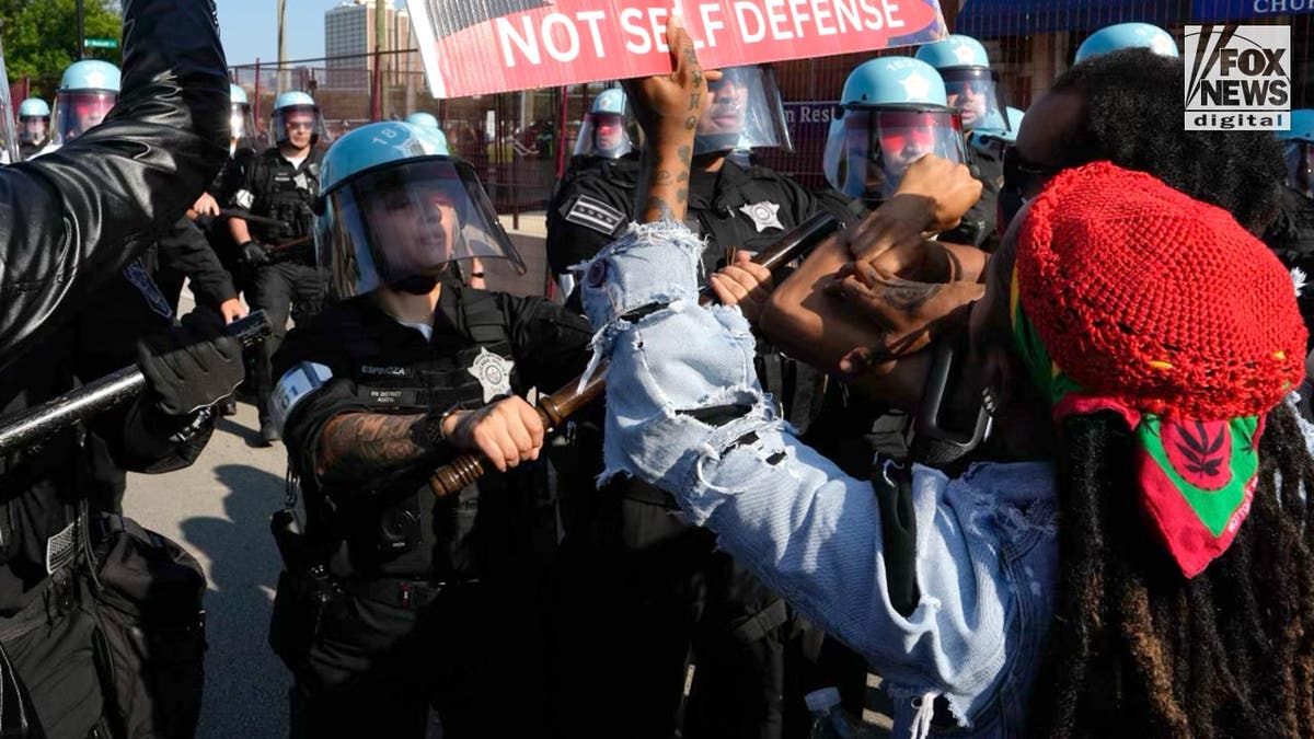 Manifestantes entram em confronto com a polícia em Chicago, do lado de fora da Convenção Nacional Democrata