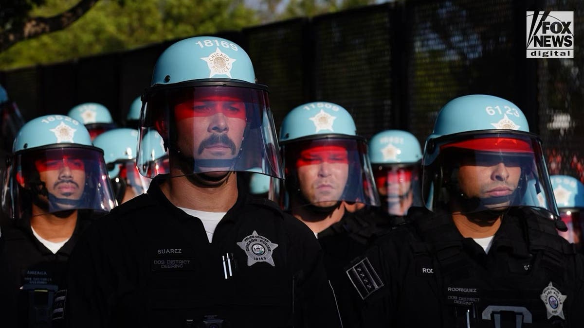 Para pengunjuk rasa bentrok dengan polisi di Chicago di luar DNC