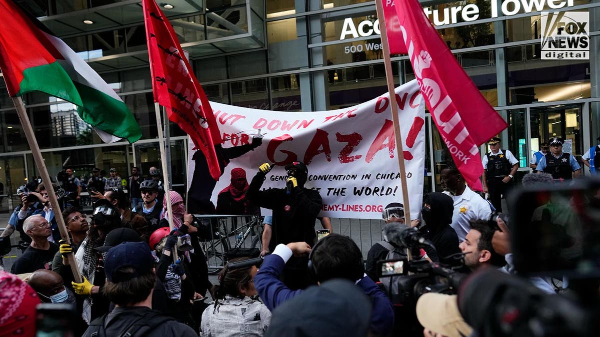 Manifestantes pró-Hamas do lado de fora do consulado israelense em Chicago