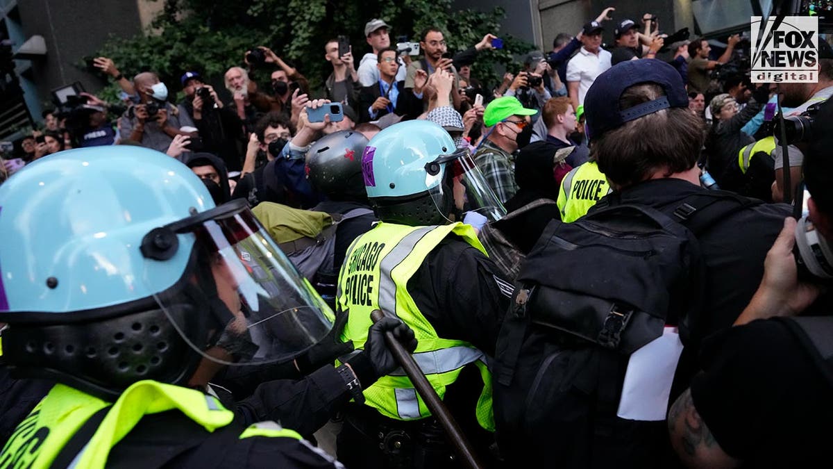 Manifestantes pró-Hamas entram em confronto com a polícia