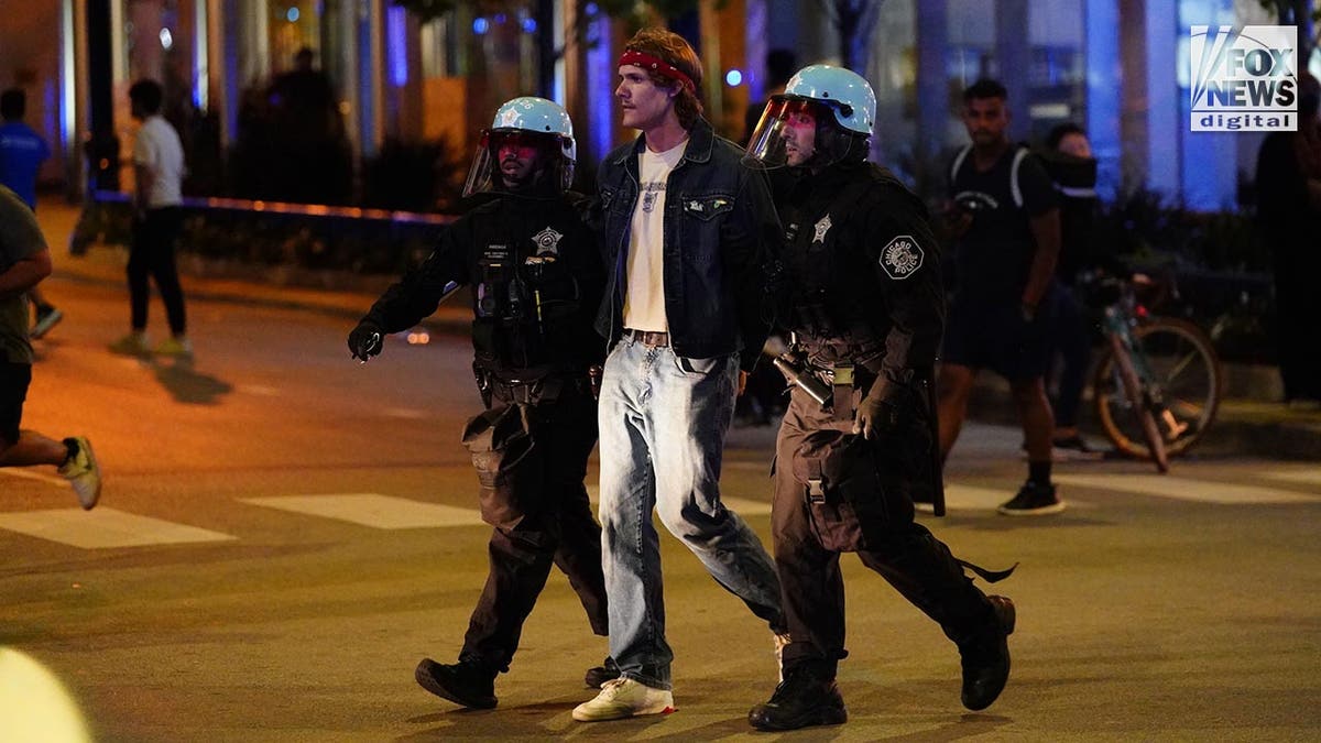 Enfrentamiento policial con manifestantes en Chicago