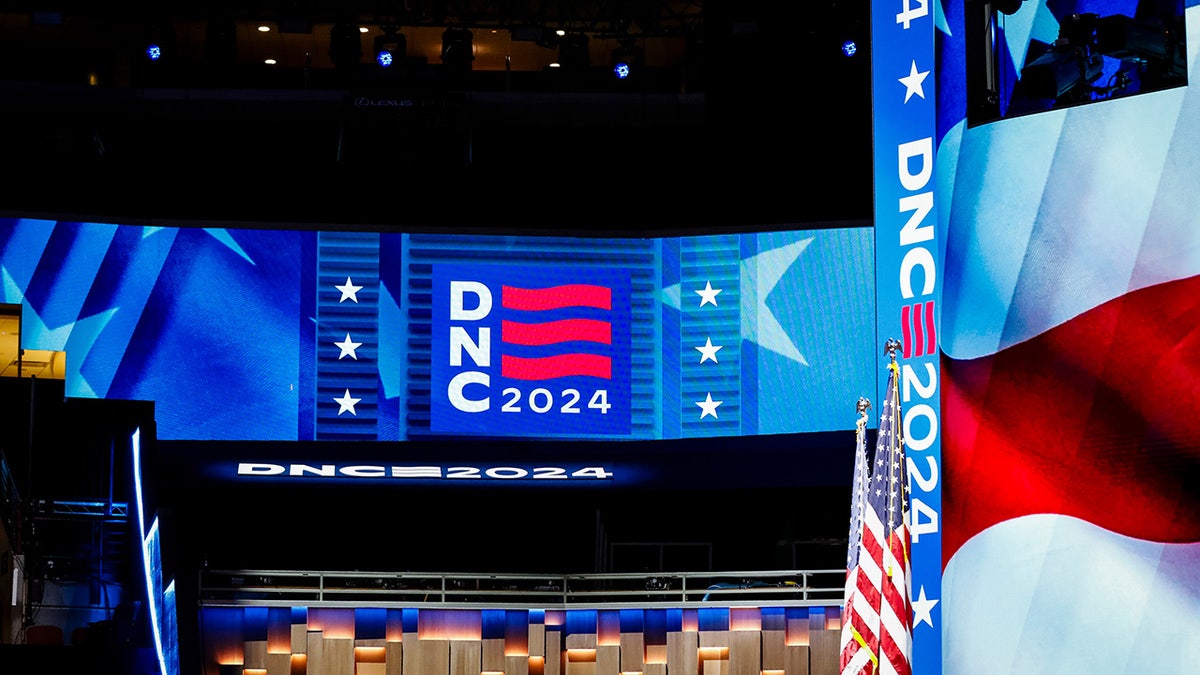 Sinalização no United Center antes do DNC 