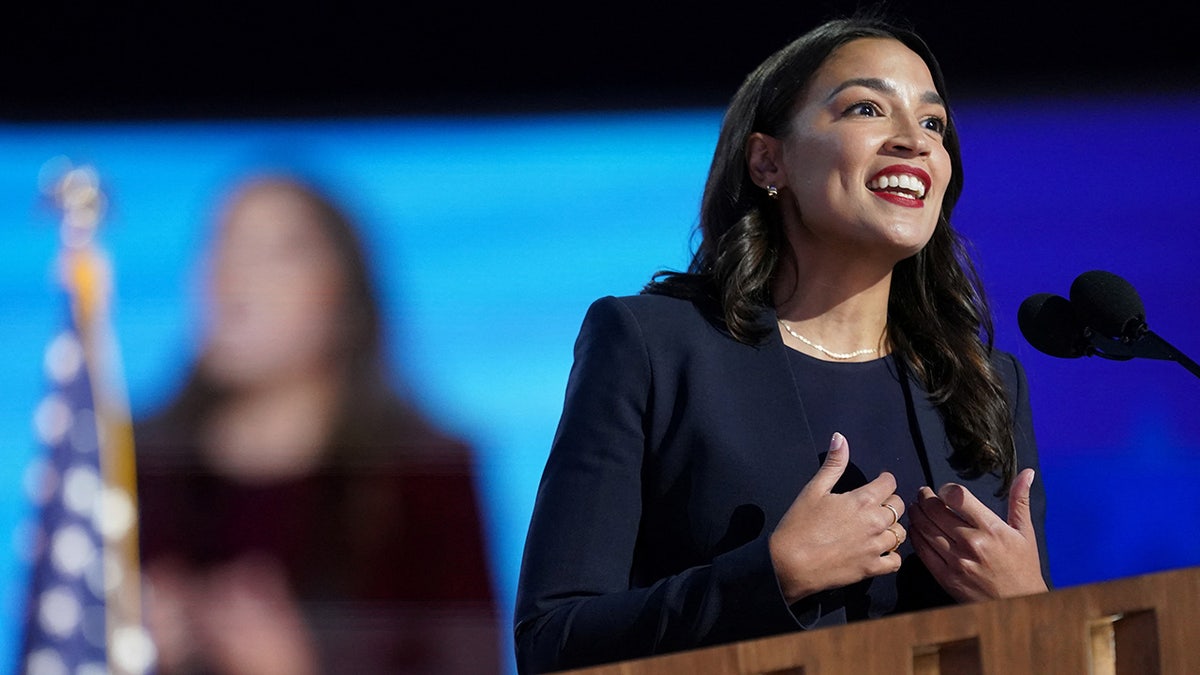 Alexandria Ocasio-Cortez (D-NY) habla en la Convención Nacional Demócrata