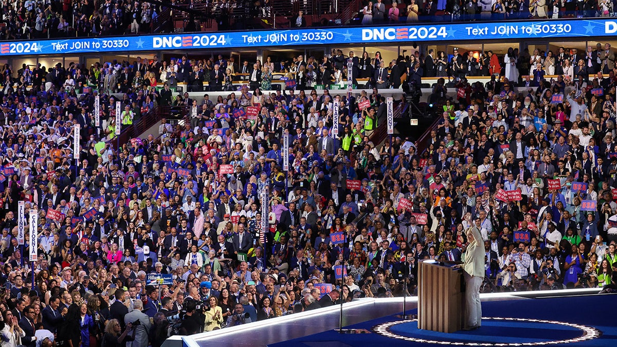 Hillary Clinton acena durante o primeiro dia da Convenção Nacional Democrata