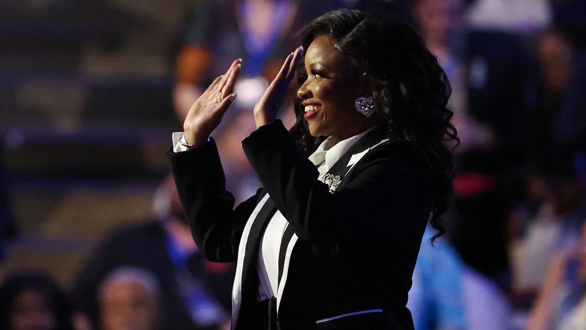 A deputada dos EUA Jasmine Crockett (D-TX) acena durante o primeiro dia da Convenção Nacional Democrata