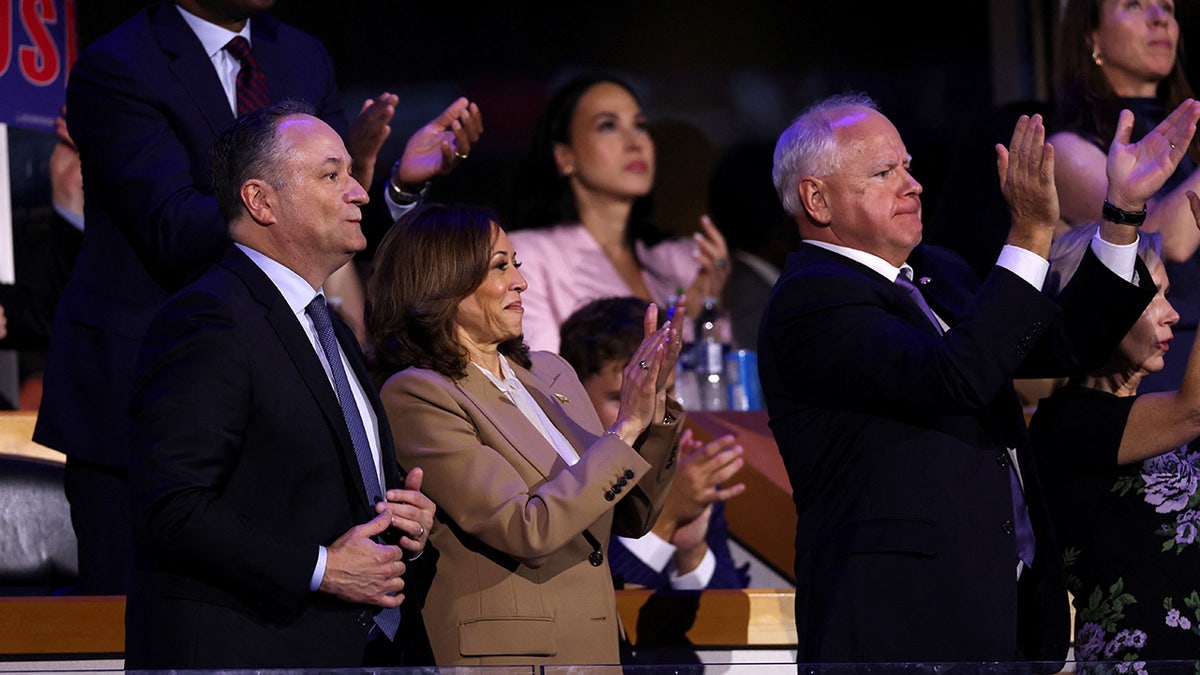 La candidata demócrata a la presidencia y vicepresidenta de EE.UU. Kamala Harris, el segundo caballero Doug Emhoff y el candidato demócrata a la vicepresidencia de EE.UU., el gobernador de Minnesota Tim Walz.