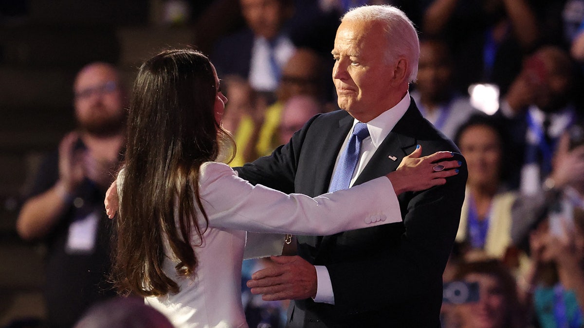 Joe Biden abraza a su hija Ashley Biden en el escenario del DNC