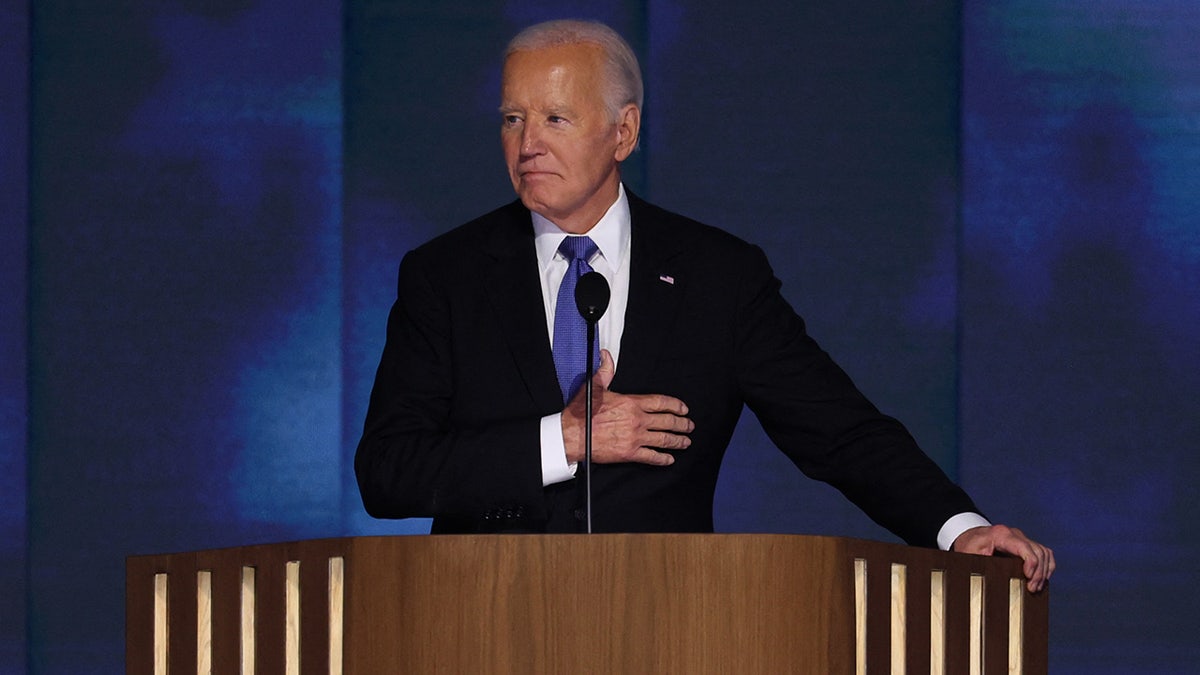 Joe Biden en el escenario el primer día de la Convención Nacional Demócrata