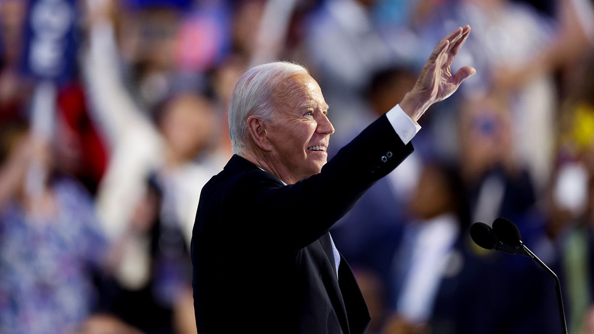 Joe Biden acenando para os participantes do DNC