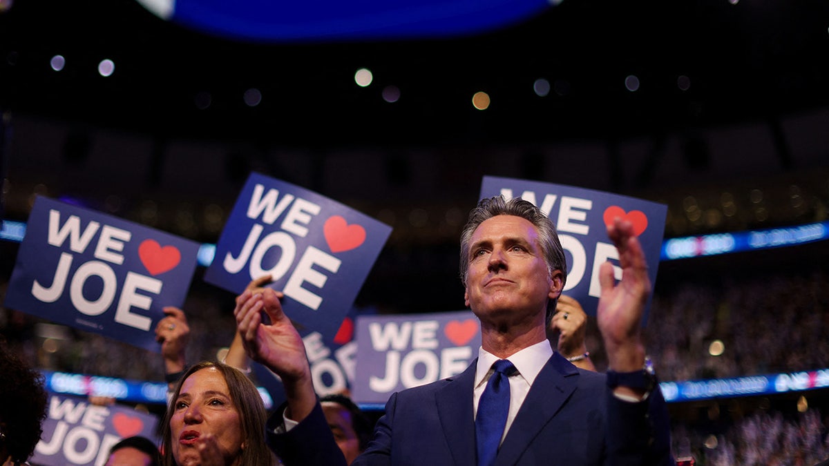 加文紐瑟姆 (Gavin Newsom) 在芝加哥民主黨全國委員會與加州代表團一起鼓掌