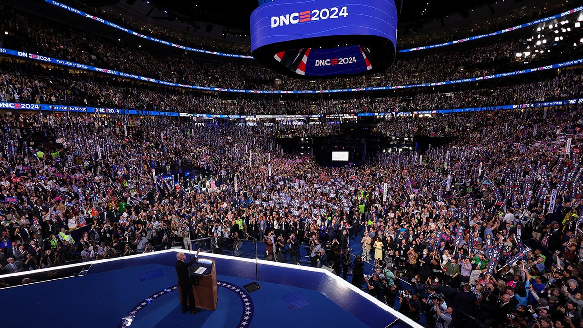 DNC en la primera noche mirando a la multitud desde arriba del podio