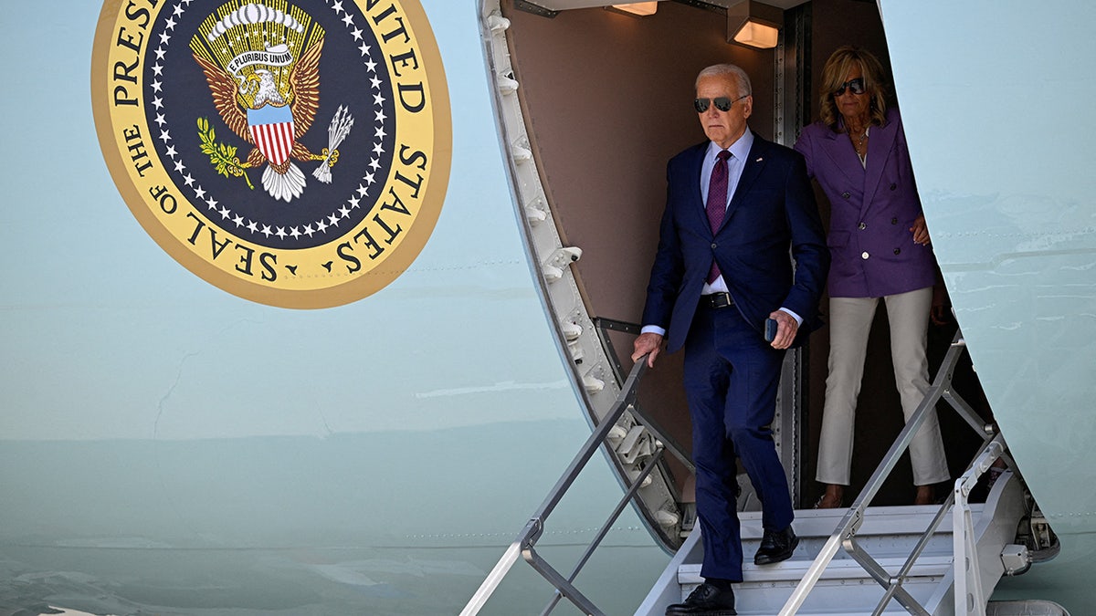 El presidente de EE.UU. Joe Biden y la primera dama Jill Biden desembarcan del Air Force One