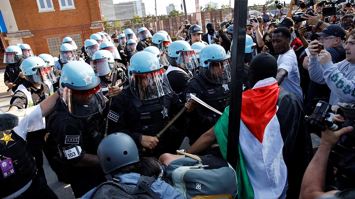 Policías antidisturbios de Chicago se enfrentan a manifestantes ante el Congreso Nacional Demócrata