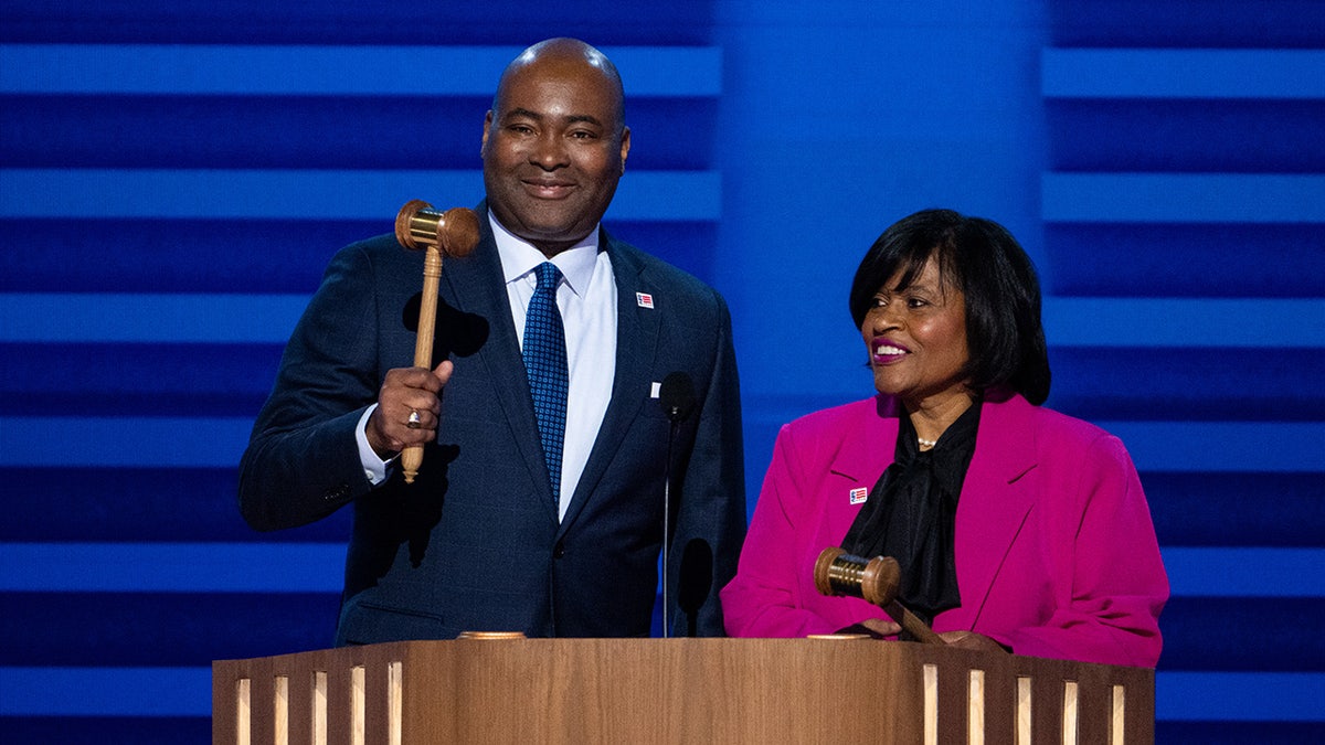 El presidente del Comité Nacional Demócrata, Jaime Harrison, y el presidente de la Convención Nacional Demócrata 2024, Minyon Moore, dan el pistoletazo de salida a la Convención Nacional Demócrata 2024 en el United Center.