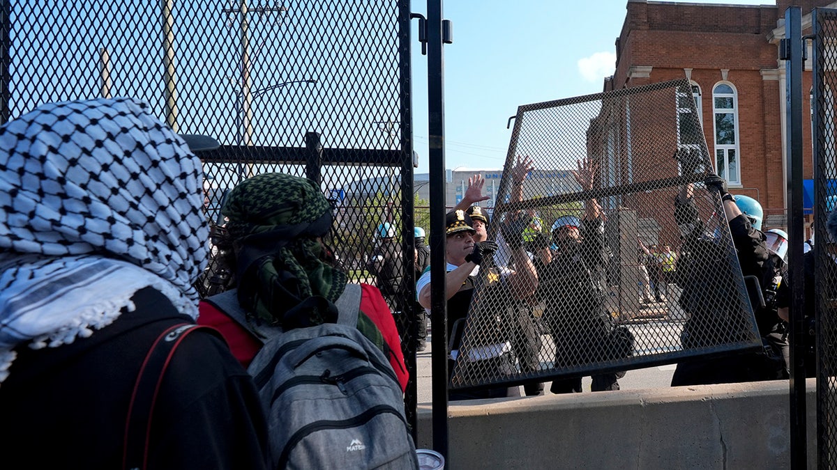 la policía sustituye las vallas mientras se enfrenta a los manifestantes