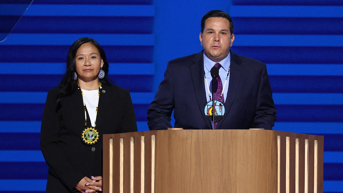 El Vicepresidente de la Prairie Band Potawatomi Zach Pahmahmie habla en el United Center, el primer día de la Convención Nacional Demócrata