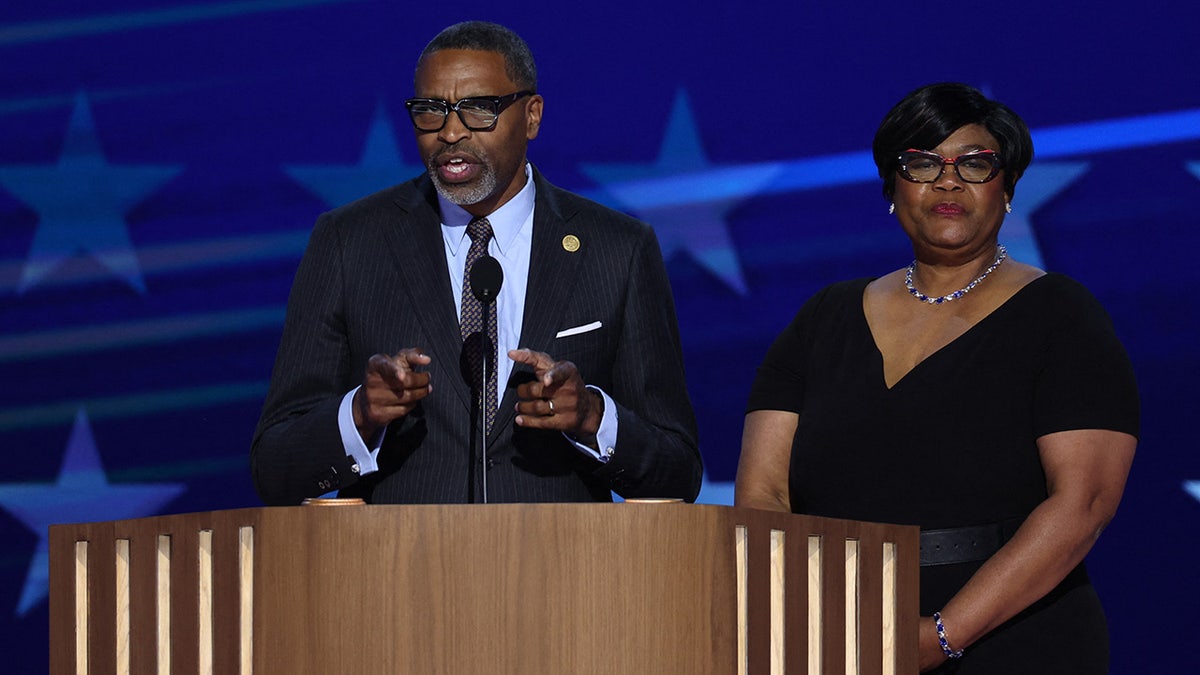 El Presidente y Director General de la NAACP, Derrick Johnson, habla el primer día de la Convención Nacional Demócrata.