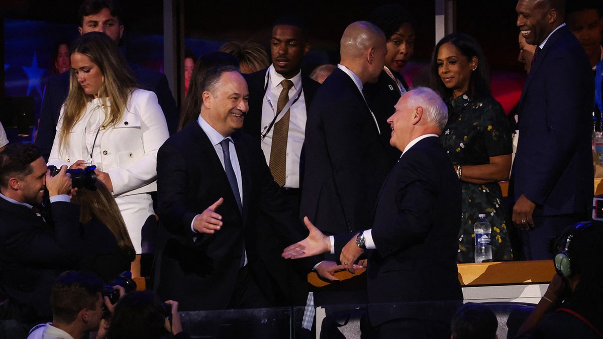 Doug Emhoff e Tim Walz na Convenção Nacional Democrata 