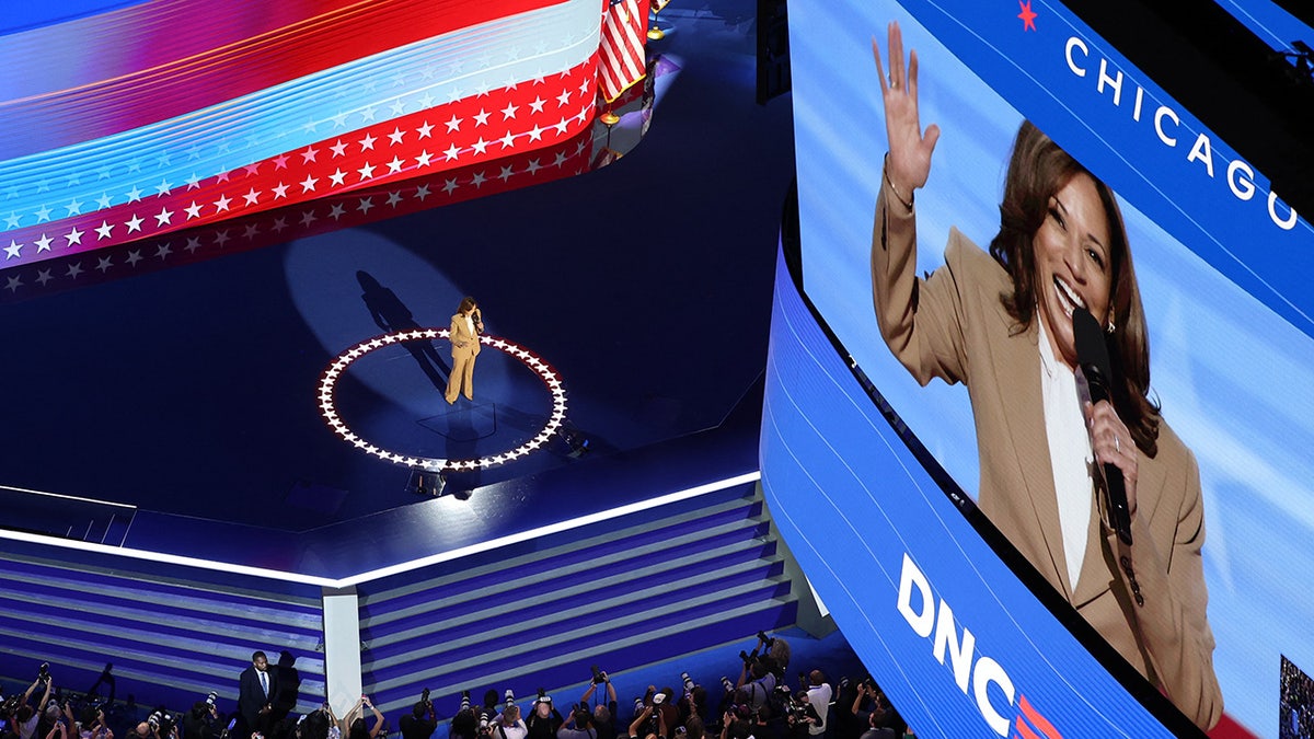 Kamala Harris en el escenario y en pantalla grande en el DNC