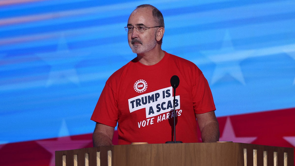 Shawn Fain habla ante el DNC con la camiseta "Trump es un esquirol