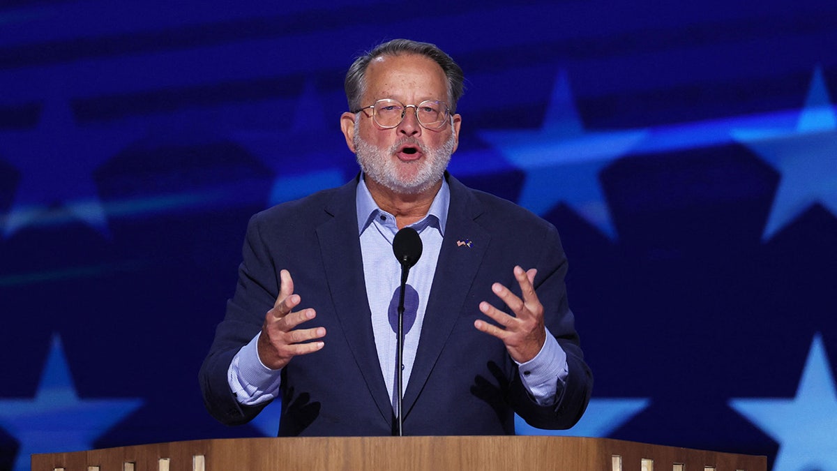 Gary Peters habla durante el segundo día de la Convención Nacional Demócrata