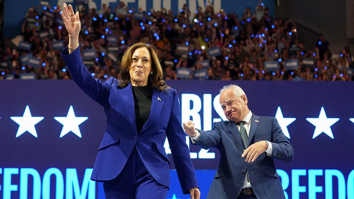 La vicepresidenta de EE.UU. y candidata presidencial demócrata Kamala Harris y su compañero de fórmula, el gobernador de Minnesota Tim Walz, celebran un mitin de campaña en Milwaukee.