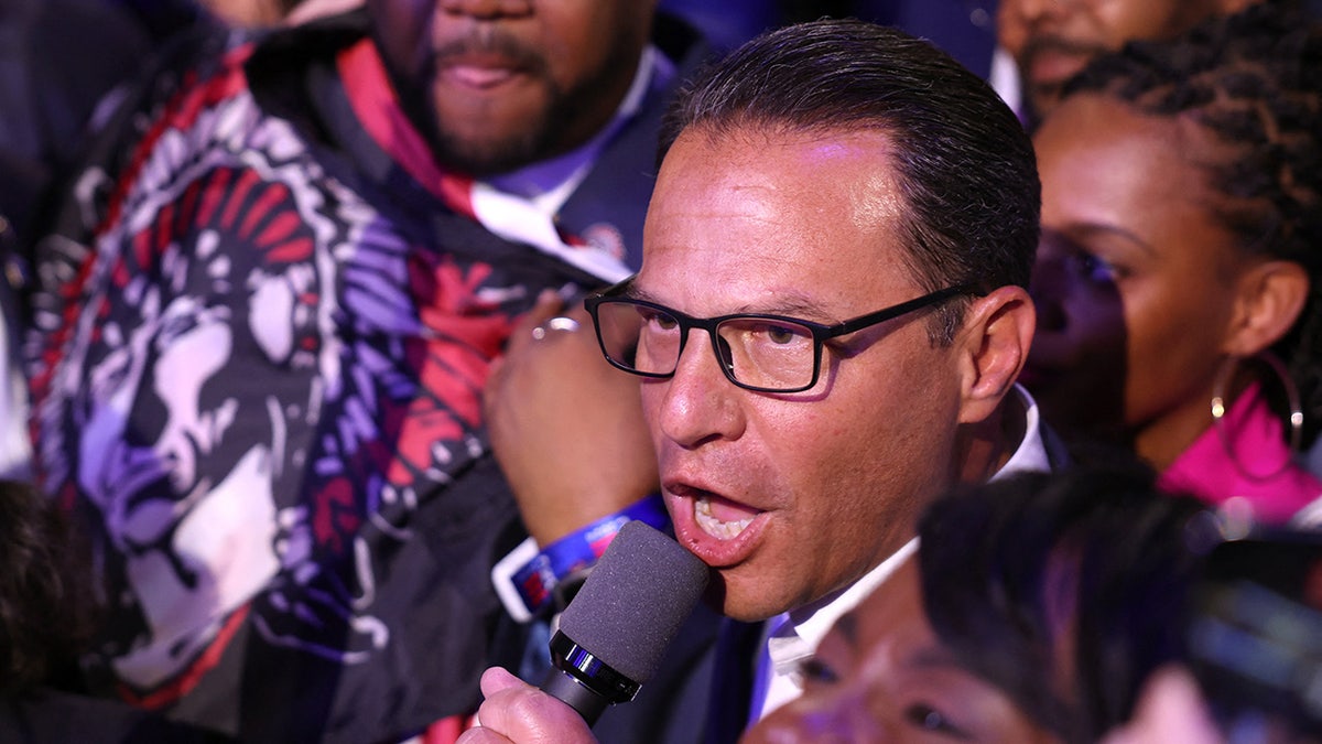 Josh Shapiro discursa durante a chamada dos estados no segundo dia da Convenção Nacional Democrata