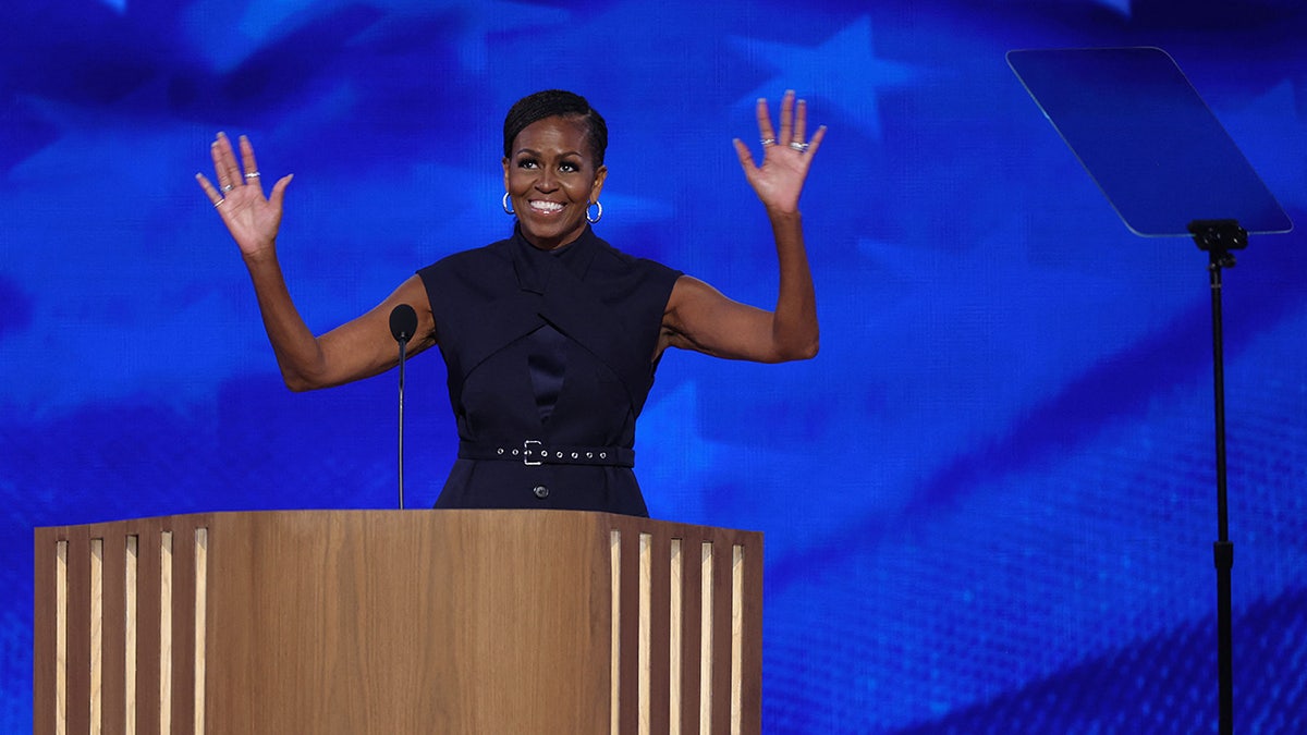 Michelle Obama sube al escenario durante el segundo día de la Convención Nacional Demócrata