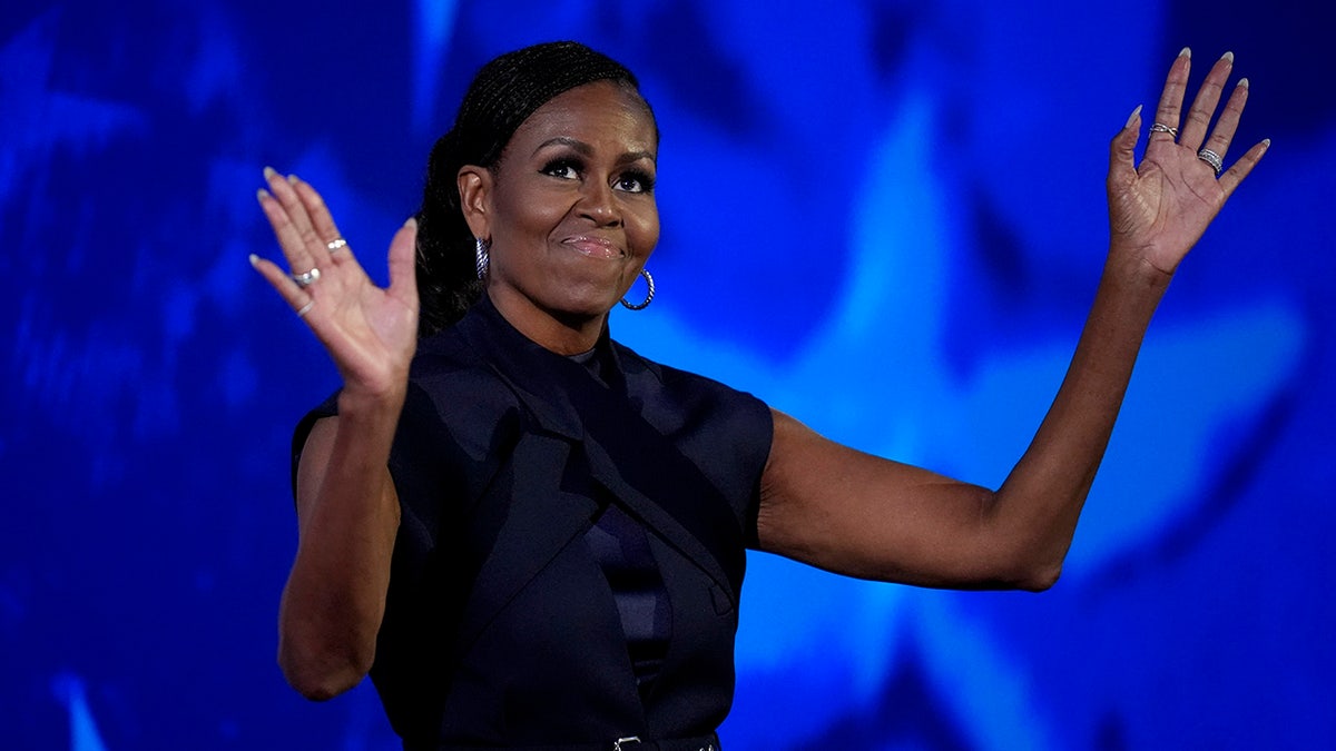 Michelle Obama hace gestos en el escenario durante el día 2 de la Convención Nacional Demócrata