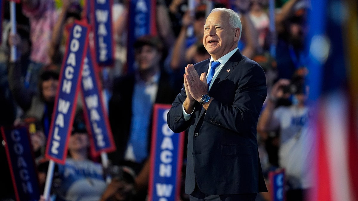 Tim Walz sube al escenario el tercer día de la Convención Nacional Demócrata