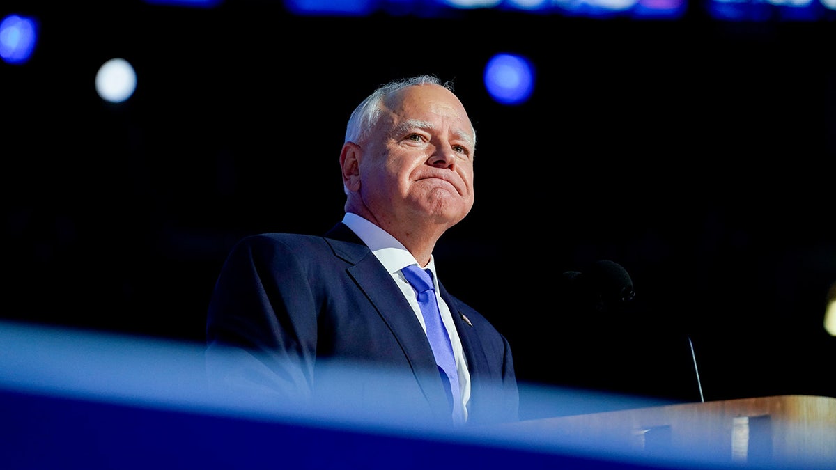 Foto close-up Tim Walz dari pidato DNC