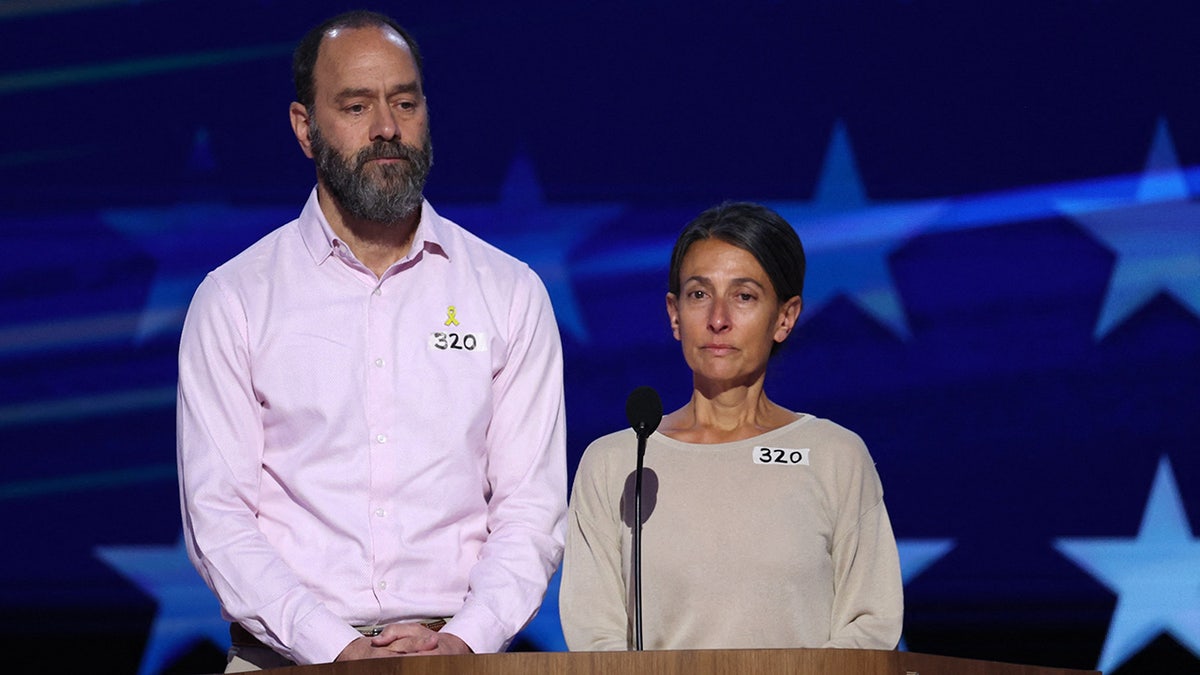 Jon Polin y Rachel Goldberg hablan en el tercer día de la Convención Nacional Demócrata