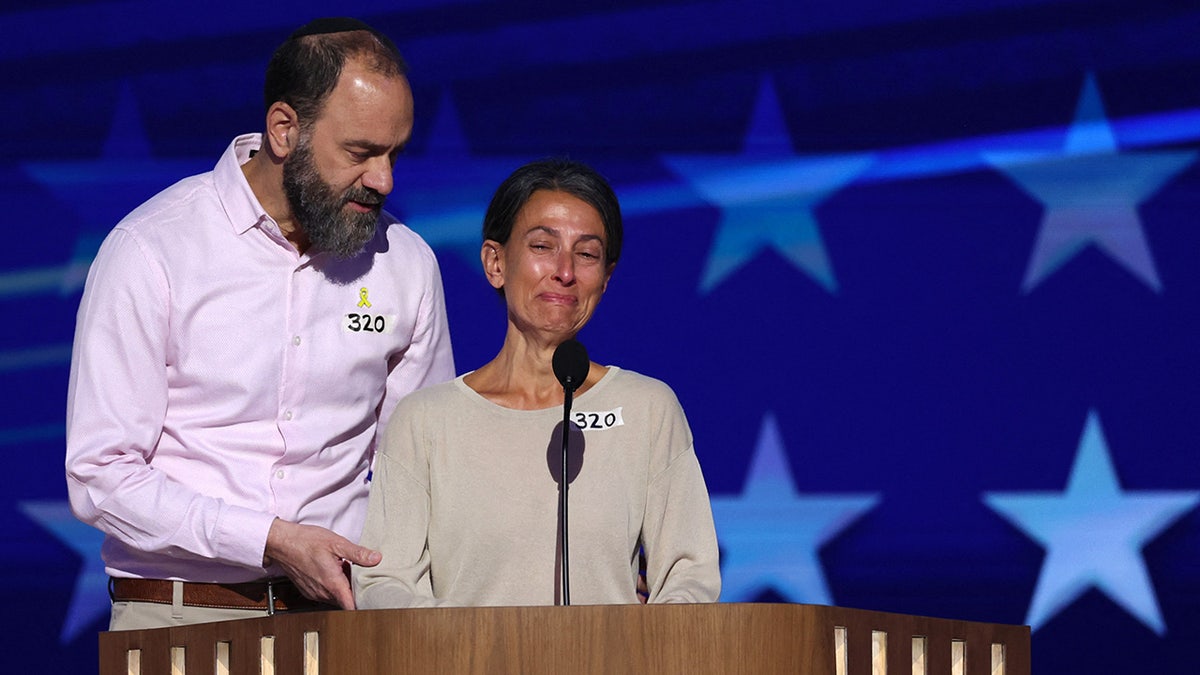 Jon Polin y Rachel Goldberg hablan en el tercer día de la Convención Nacional Demócrata