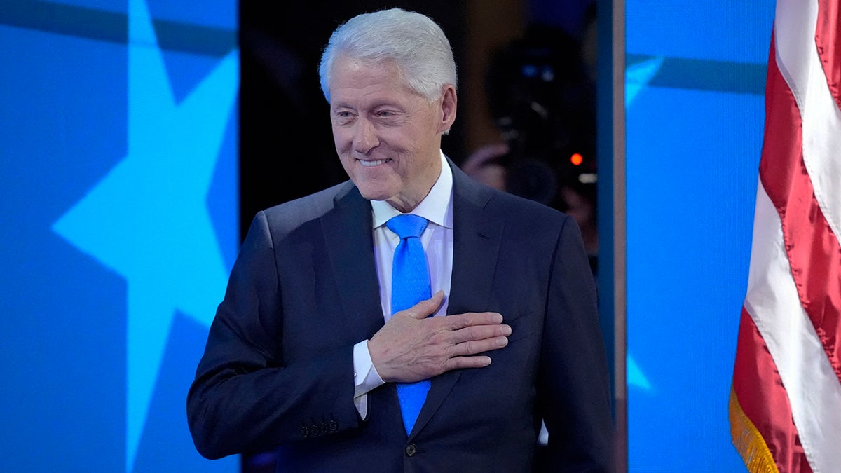 Foto em close de Bill Clinton no terceiro dia da Convenção Nacional Democrata 