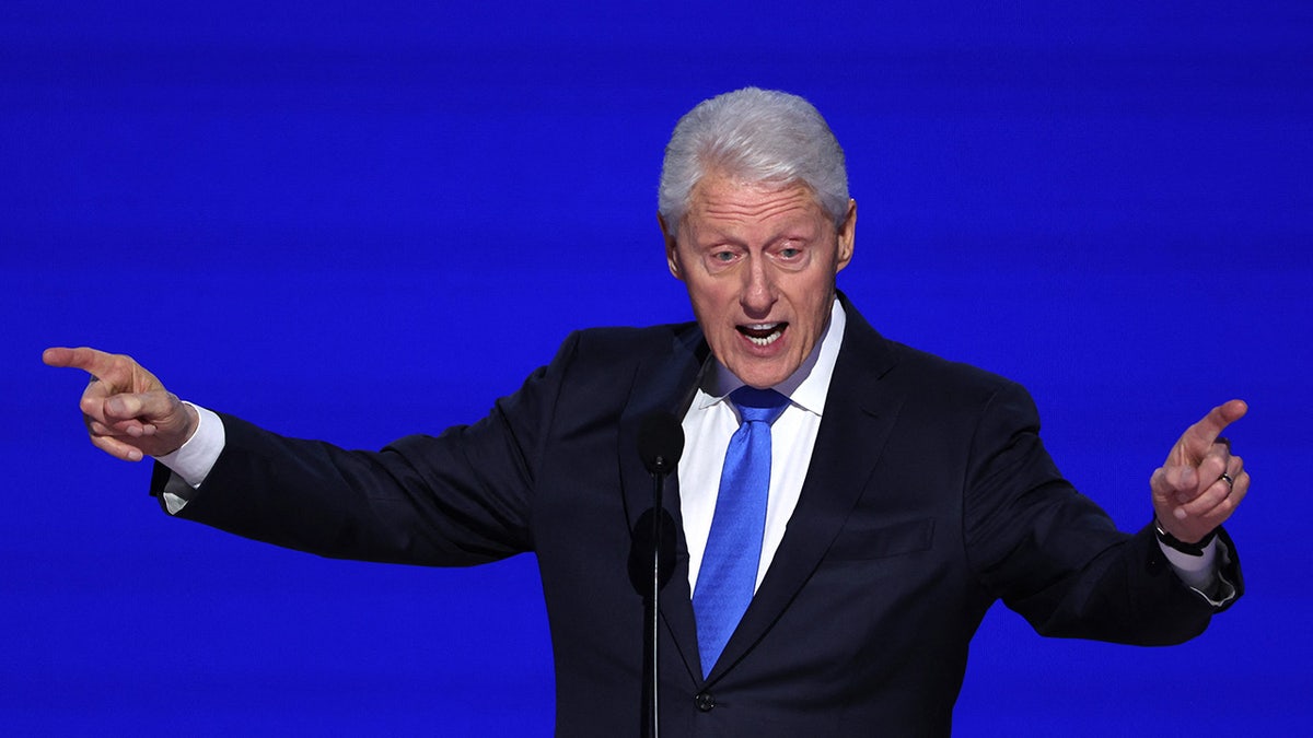 Bill Clinton discursando na Convenção Nacional Democrata de 2024