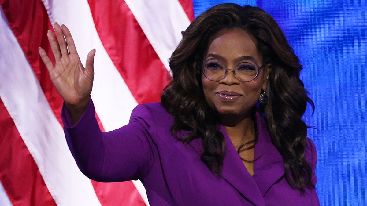 Oprah Winfrey saludando desde el escenario del DNC en la 3ª noche