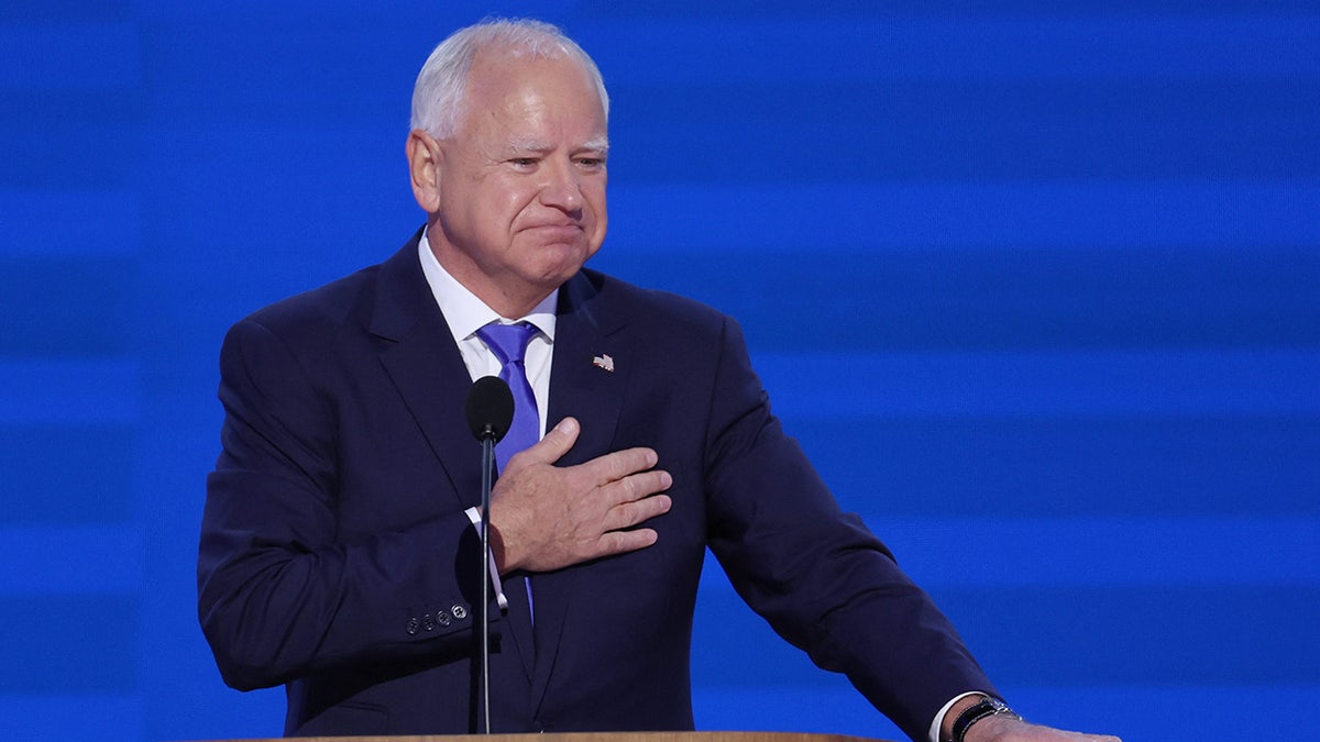 Primer plano de Tim Walz en el DNC